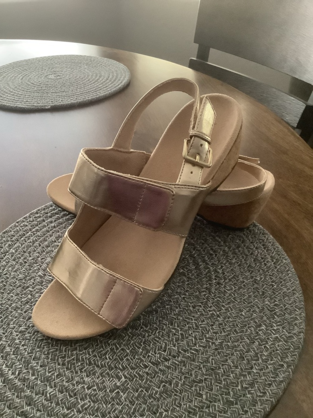 Vionic Women’s Metallic Gold Slingback Sandals , size 9.